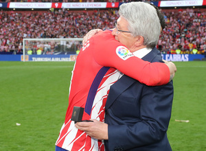 Temp. 17-18 | Atlético de Madrid - Eibar | Homenaje a Torres | Abrazo con el presidente