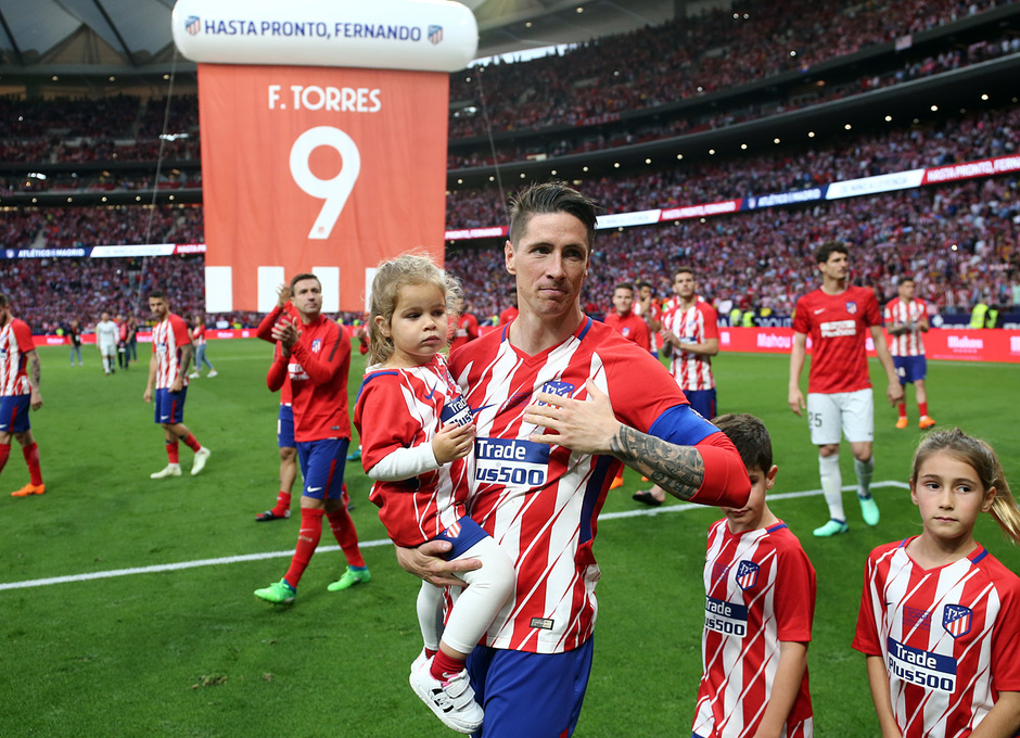 Temp. 17-18 | Atlético de Madrid - Eibar | Homenaje a Torres | Torres saludando a la afición