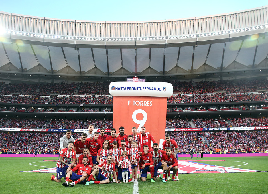 Temp. 17-18 | Atlético de Madrid - Eibar | Homenaje a Torres | Torres con sus compañeros