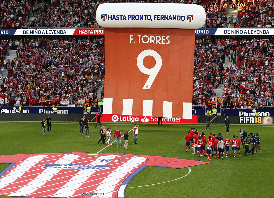 Temp. 17-18 | Atlético de Madrid-Eibar | Fernando Torres, camiseta gigante