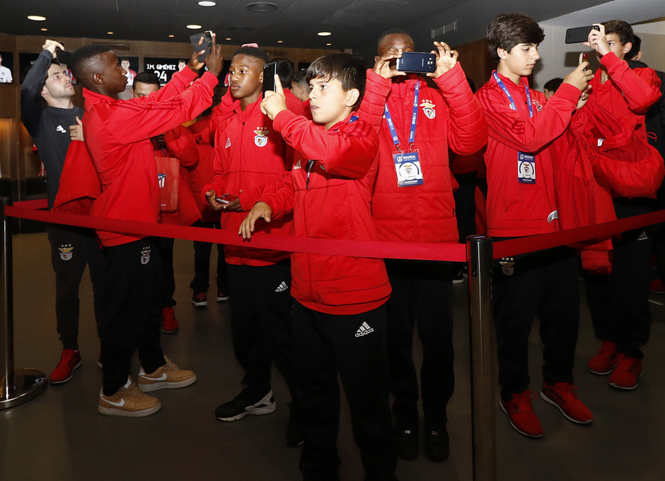 Los equipos de la Wanda Cup visitan el Wanda Metropolitano | El Benfica visitó el vestuario