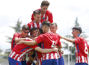 Temporada 17/18 | Copa del Rey Juvenil, semifinal | Atlético - Athletic | Celebración, piña