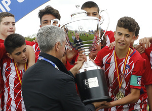 Wanda Football Cup | Entrega de trofeos | Miguel Ángel Gil entregando la copa o trofeo al Infantil A