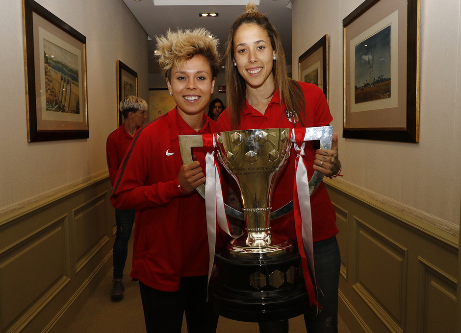 Visita del Atlético Femenino a la sede de Iberdrola | Amanda y Lola posan con el trofeo de Liga