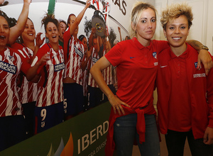 Visita del Atlético Femenino a la sede de Iberdrola | Amanda y Sosa