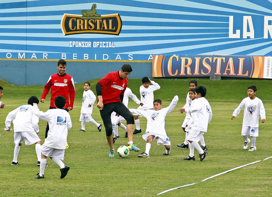 Temporada 13/14. Gira Sudamericana. Clinic con niños peruanos directv jugadores jugando con niños
