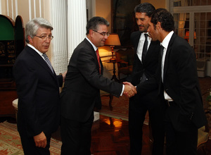 Temporada 13/14. Gira Sudamericana. Visita a la embajada española. embajador saludando a Simeone