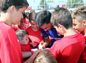 Clinic de verano de la Fundación Atlético de Madrid | Adan firmando