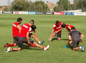 Villa, Manquillo, Óliver, Giménez y Borja realizan ejercicios de calentamiento en la sesión del jueves 1 de agosto en la Ciudad Deportiva