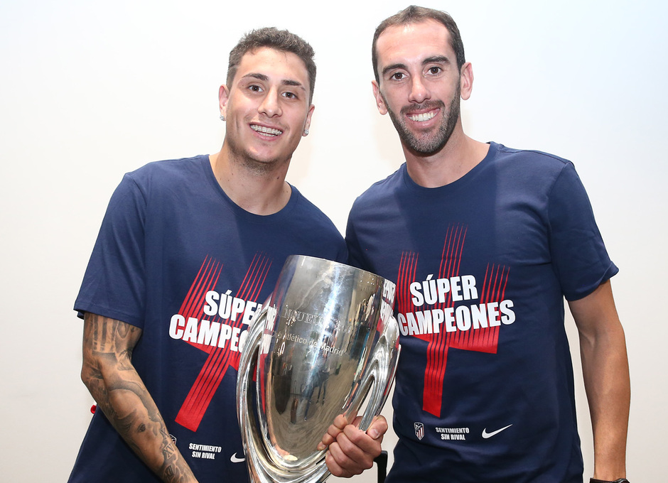 Giménez y Godín, con la Supercopa 