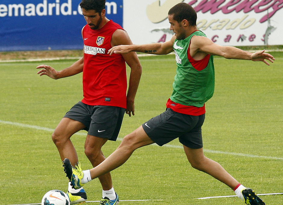 Raúl García y Mario Suárez disputan un balón en el entrenamiento matinal del miércoles 7 de agosto en la Ciudad Deportiva