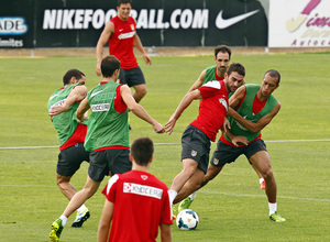 Adrián intenta regatear a Miranda rodeado de jugadores en un momento del entrenamiento en la Ciudad Deportiva