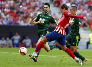 Temporada 2018/2019. Atlético de Madrid vs SD Eibar. Griezmann disparo.