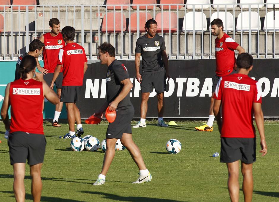 Simeone observa un momento del entrenamiento de sus jugadores en el campo 1 de la Ciudad Deportiva