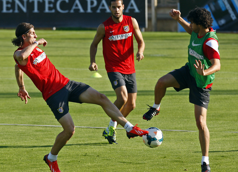Filipe pugna con Tiago por un balón bajo la atenta mirada de Mario Suárez