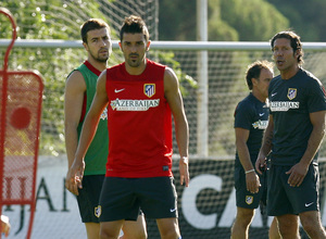 Temporada 13/14. Villa y Gabi reciben órdenes de Simeone en un entrenamiento en Majadahonda