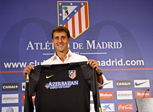 Aranzubia posa con la camiseta en la sala VIP del Vicente Calderón