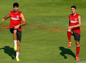 Diego Costa y Villa realizan estiramientos en el entrenamiento previo al desplazamiento a Sevilla