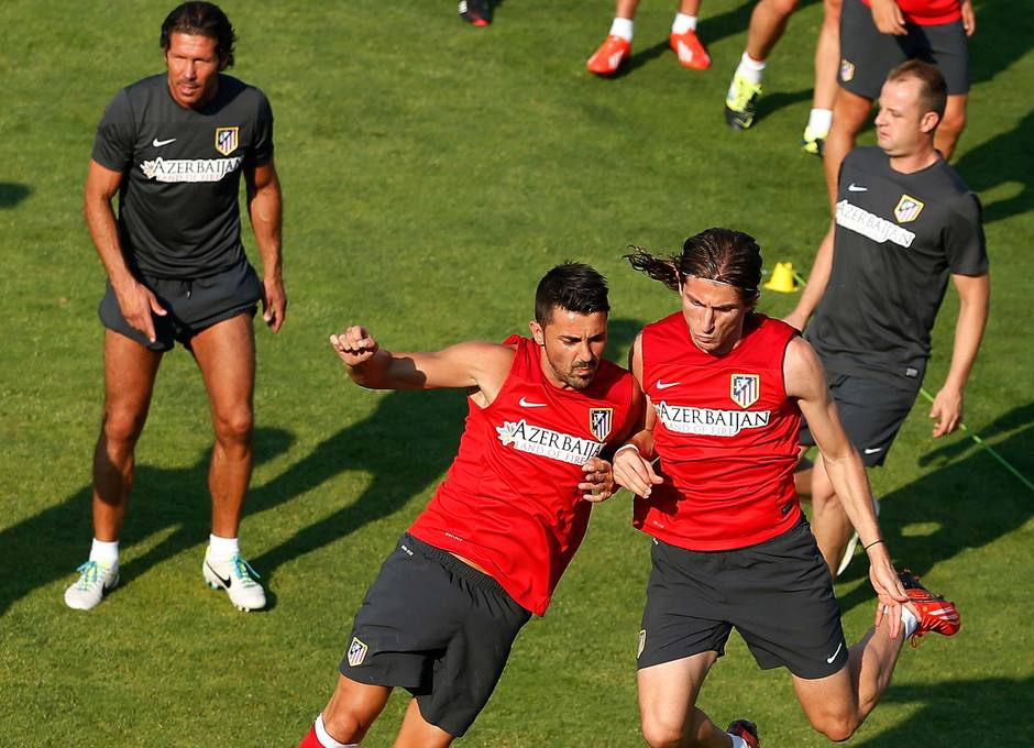 Villa y Filipe Luis realizan un ejercicio de fuerza en el entrenamiento previo al partido contra el Sevilla