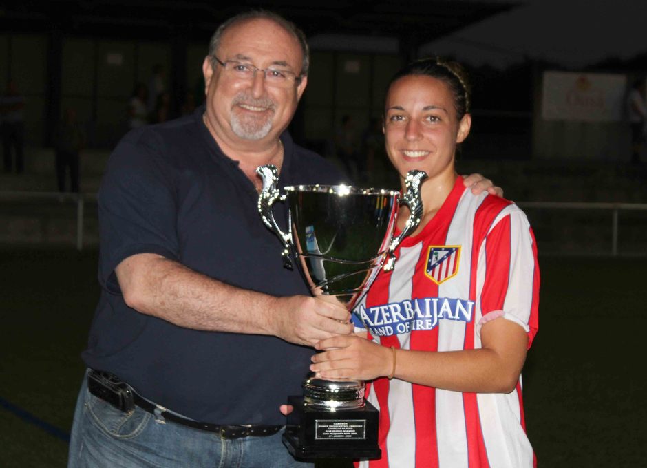 Temporada 2013-2014. Serrano recogiendo el trofeo de campeonas