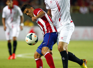 Temporada 13/14 Sevilla-Atlético de Madrid El guaje Villa protege el balón