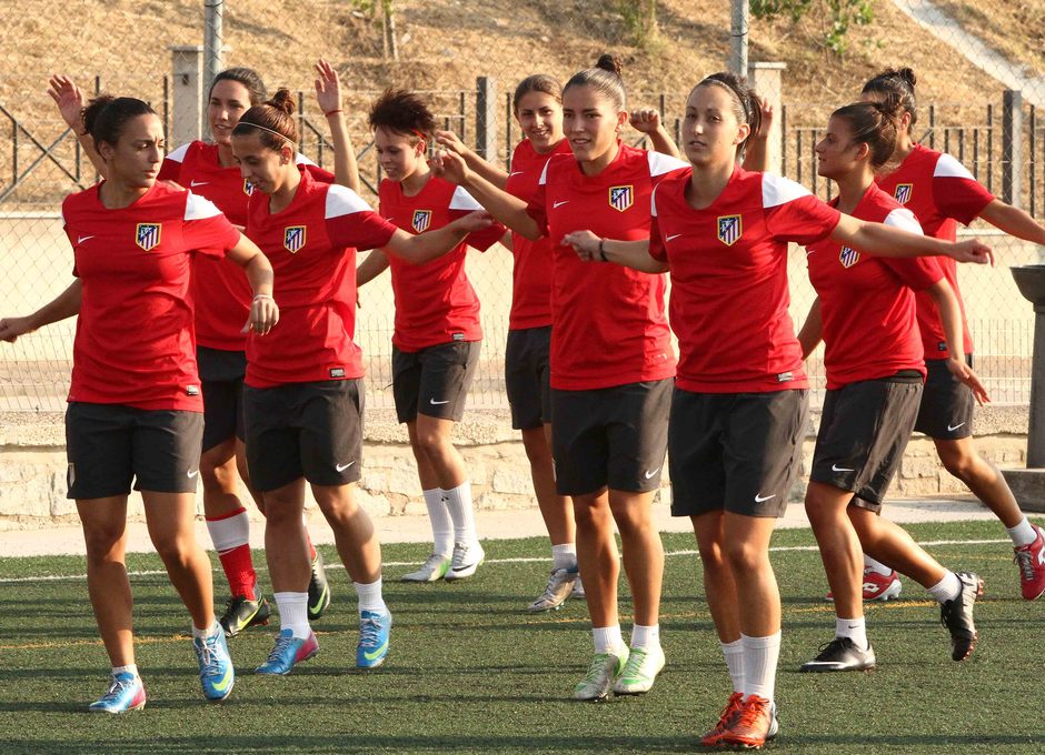 Temporada 2013-2014. Las jugadoras realizaron una suave sesión de entrenamiento