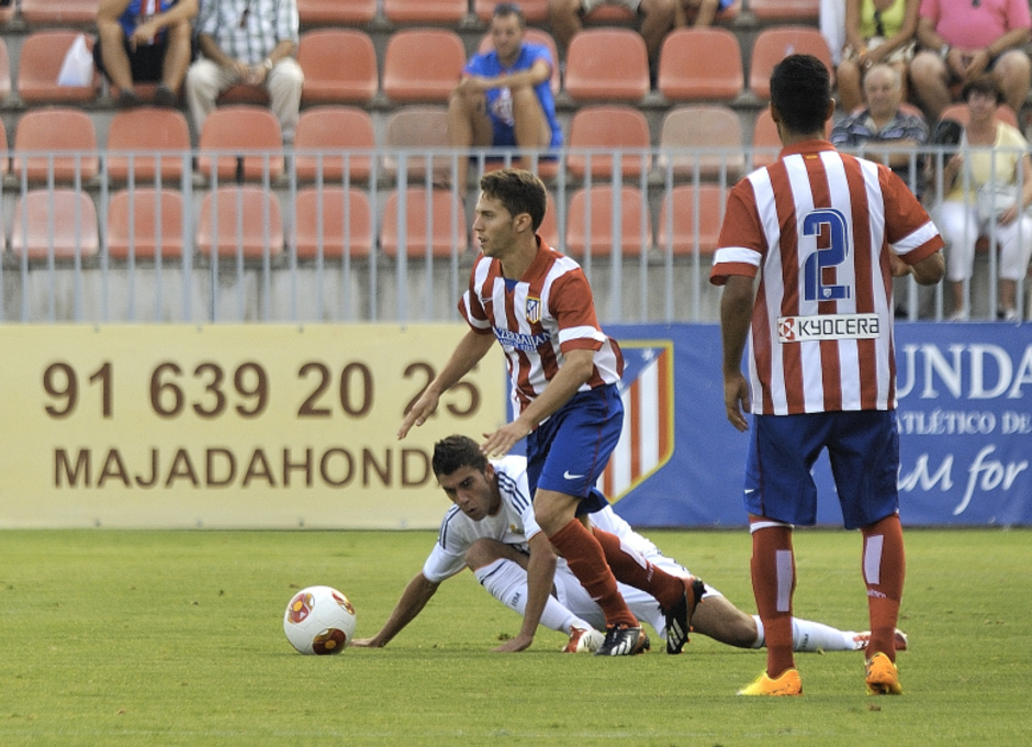 Iván Calero regatea a un jugador del Real Madrid C en el estreno liguero en la Ciudad Deportiva