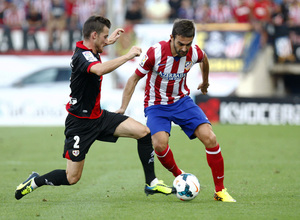 Temporada 13/14. Partido Atlético de Madrid- Rayo Vallecano. Adrián luchando un balón