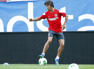 Temporada 13/14. Entrenamiento.Óliver controlando el balón durante el entrenamiento en el Vicente Calderón