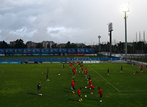 Los jugadores rojiblancos se entrenan en la Ciudad Deportiva Dani Jarque, del Espanyol, antes de la disputa de la vuelta de la Supercopa de España