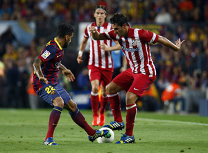 Temporada 2013/2014 FC Barcelona - Atlético de Madrid Koke disputando el balón frente a Alves