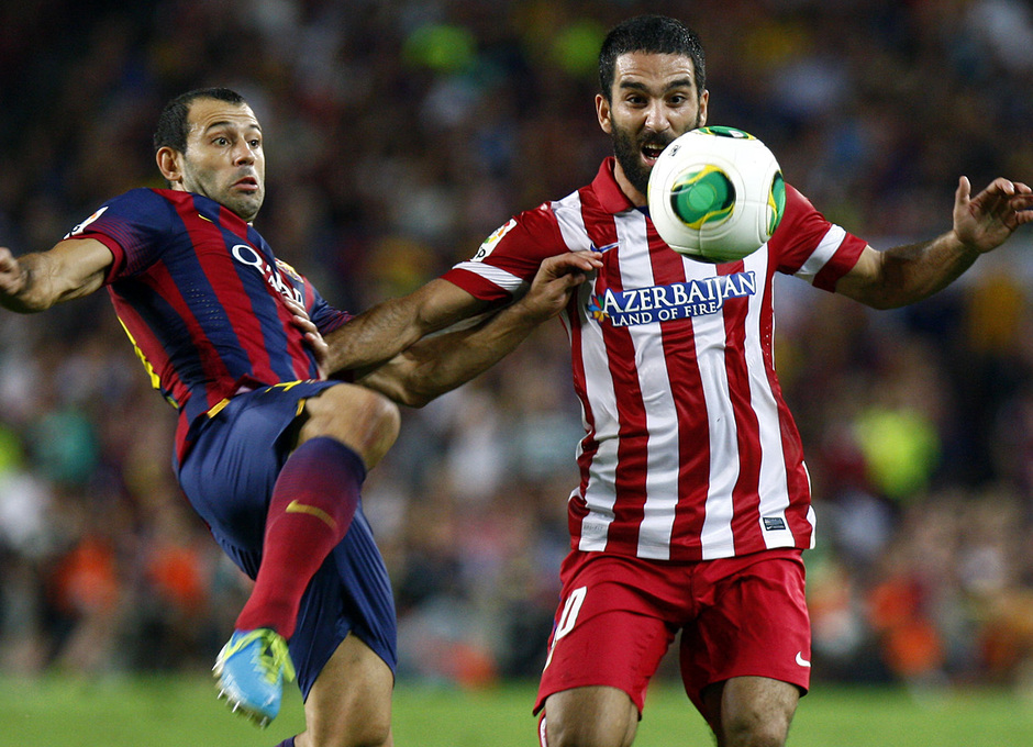 Temporada 2013/2014 FC Barcelona - Atlético de Madrid Arda Turan defendiendo el esférico ante Mascherano