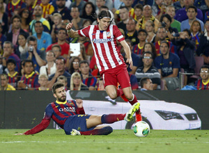 Temporada 2013/2014 FC Barcelona - Atlético de Madrid Filipe Luis luchando con Piqué el esférico