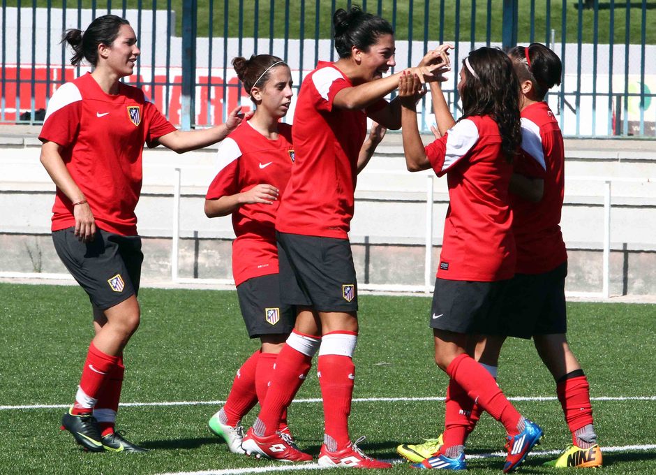 Temporada 2013-2014. Las jugadoras celebran un gol de Claudia