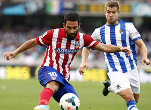Temporada 2013/2014 Real Sociedad - Atlético de Madrid Arda Turan controlando la pelota