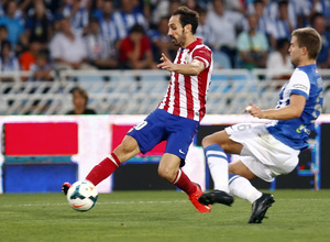 Temporada 2013/2014 Real Sociedad - Atlético de Madrid Juanfran controlando la pelota