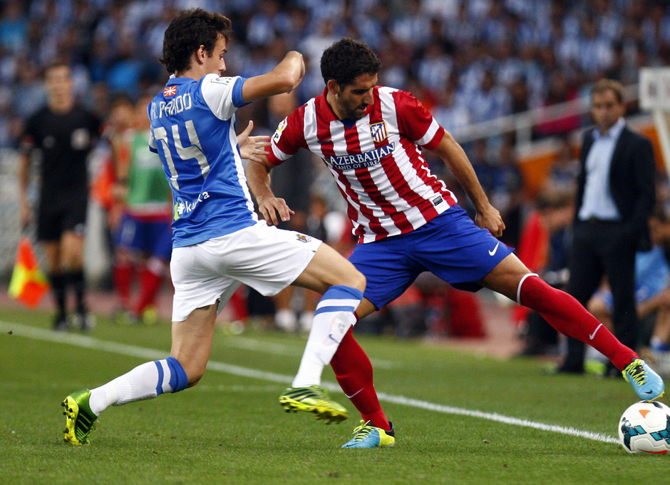 Temporada 2013/2014 Real Sociedad - Atlético de Madrid Raúl García impidiendo que el balón salga del terreno de juego