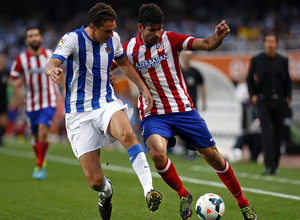 Temporada 2013/2014 Real Sociedad - Atlético de Madrid Diego Costa disputando el balón