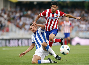 Temporada 2013/2014 Real Sociedad - Atlético de Madrid Diego Costa escapándose de un jugador de la Real