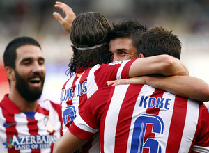Temporada 2013/2014 Real Sociedad - Atlético de Madrid Villa abrazado a Filipe Luis y Koke