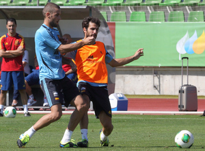 Mario Suárez y Cesc Fábregas disputan un balón en el entrenamiento realizado el miércoles 4 de septiembre en La Ciudad del Fútbol