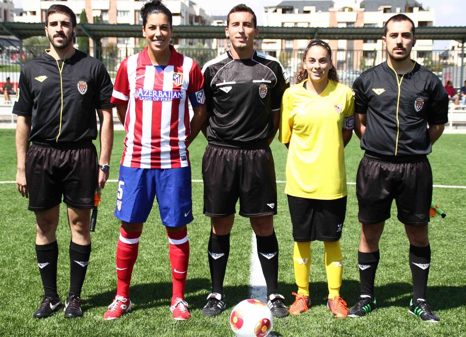 Temporada 2013-2014. Las capitanas del Féminas y Sevilla posan con el trío arbitral