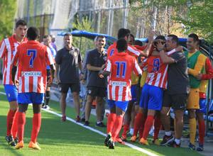 Jony celebra con Oscar Mena y el banquillo su gol, que suponía el 2-1 ante Los Yébenes en la Ciudad Deportiva