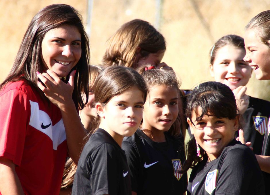 Temporada 2013-2014. Borges y sus jugadoras sonrien durante una acción del entrenamiento