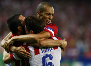 Temporada 2013/2014 Atlético de Madrid - Zenit Miranda abrazado a Arda Turan y Koke