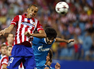 Temporada 2013/2014 Atlético de Madrid - Zenit Miranda rematando de cabeza a gol