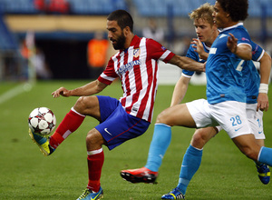 Temporada 2013/2014 Atlético de Madrid - Zenit Arda Turan controlando el balón