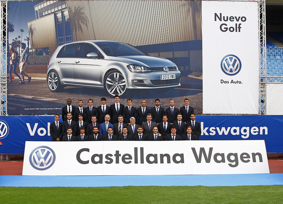 temporada 13/14. presentación Volksewagen. Equipo posando con publicidad de Volkswagen en el estadio