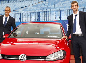 temporada 13/14. presentación Volksewagen. Miranda y Leo posando con su  Volkswagen en el estadio