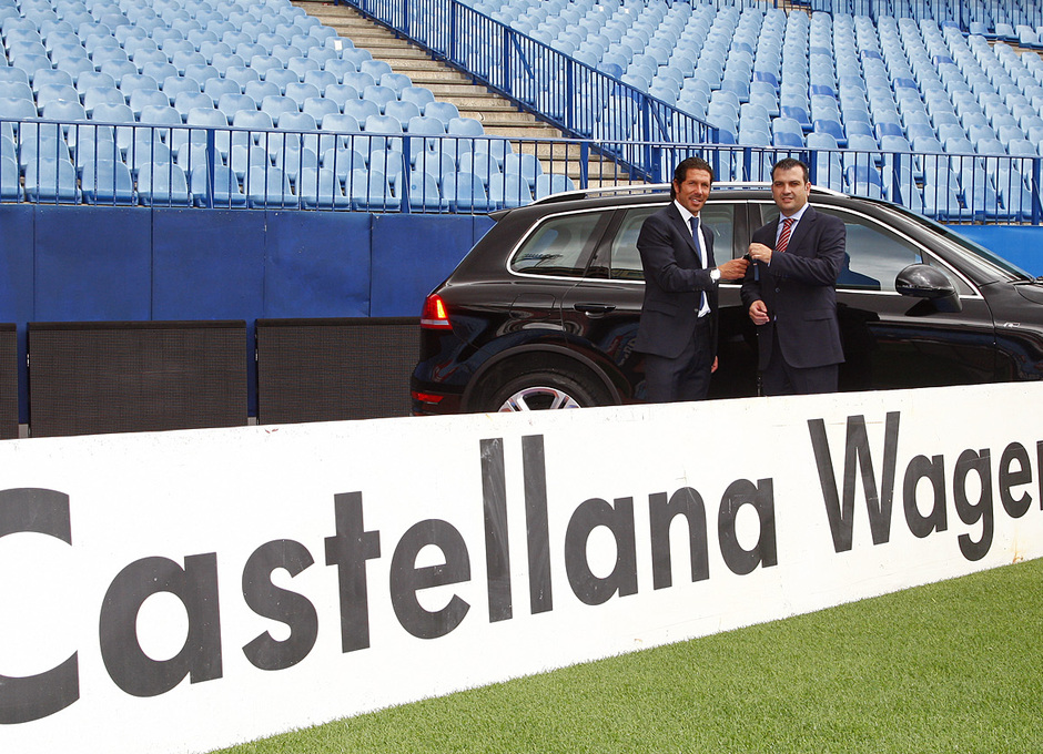 temporada 13/14. presentación Volksewagen. Simeone con su  Volkswagen en el estadio